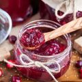 Ett enkelt recept för att göra tranbärsylt till vintern