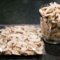 TOP 10 recepten voor het invriezen van champignons voor de winter thuis in de koelkast, houdbaarheid