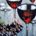 7 nesudėtingi receptai, kaip gaminti aronijos vyną namuose