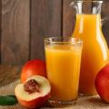 Ett enkelt recept på persikajuice för vintern hemma