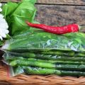 Raccolta degli spinaci per l'inverno a casa