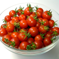 Beschrijving van cherrytomaatjes, hun voor- en nadelen, de zoetste variëteiten