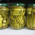 13 populiariausių traškių agurkų žiemai marinavimo receptų stiklainiuose be acto