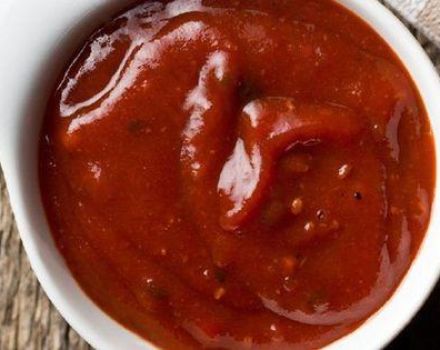 Steg för steg recept för att göra hemlagad ketchup med stärkelse för vintern