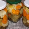 Ett enkelt recept för att laga mat gurkor med morötter och lök för vintern