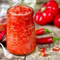 11 beste recepten voor het koken van tomatenadjika voor de winter thuis