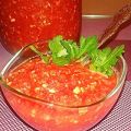 Recepten van rauwe adjika van tomaat en knoflook zonder te koken voor de winter