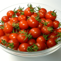 Beskrivelse af cherrytomatsorten rød, dens egenskaber og produktivitet