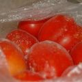 10 công thức hàng đầu về cách đông lạnh cà chua trong tủ đông cho mùa đông, cả quả và miếng