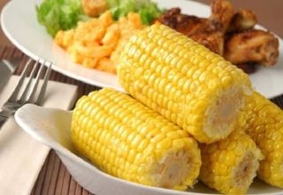 Kokiai šeimai ir rūšiai priklauso kukurūzai: daržovių, vaisių ar grūdų
