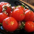 Lengvai sūdytų vyšninių pomidorų su greitaisiais česnakais receptas