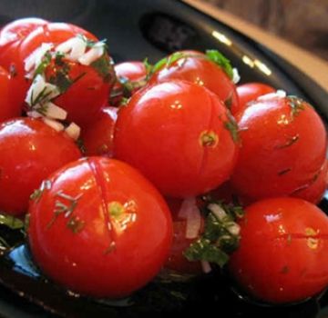 Recepte viegli sālītiem ķiršu tomātiem ar ķiplokiem