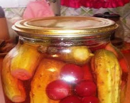 Det bästa receptet för att göra inlagda gurkor med körsbär för vintern