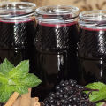 A simple recipe for making chokeberry jam for the winter