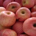 Beskrivning och egenskaper för sorten och sorterna av Fuji-äpplen, frukt och odling