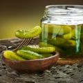 Κορυφαίες 10 πιο νόστιμες συνταγές για γλυκά και πικάντικα βουλγαρικά αγγούρια για το χειμώνα σε λίτρα