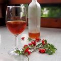 3 einfache Rezepte für die Herstellung von Hagebuttenwein zu Hause