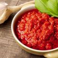 TOP 8-recept för att förbereda adjika från tomat och vitlök utan tillagning för vintern