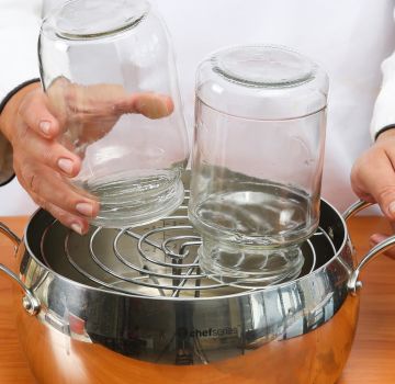 Wie man Dosen zum Kochen von Kompott für den Winter richtig sterilisiert und ist es notwendig