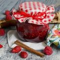 Una receta sencilla de mermelada de fresa cinco minutos para el invierno.