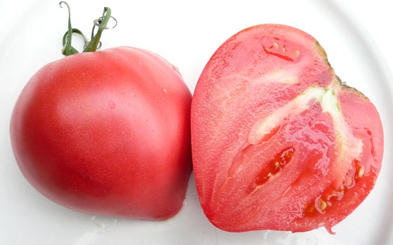 pomidorų rožinė širdis lėkštėje