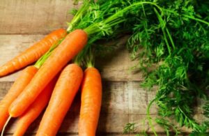 Prečo kučeravá mrkva a čo robiť, ľudové lieky a metódy