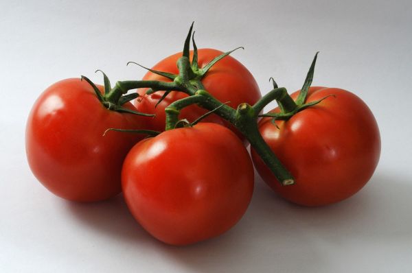 tomaten eik op tafel