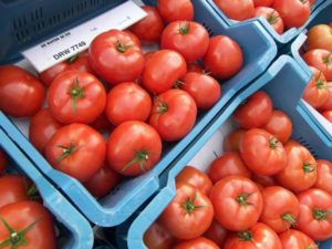 Charakteristiky a opis hovädzieho mäsa paradajky, druh odrody, výnos