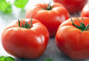Eigenschaften und Beschreibung der Tomatensorte Strawberry Dessert, deren Ertrag