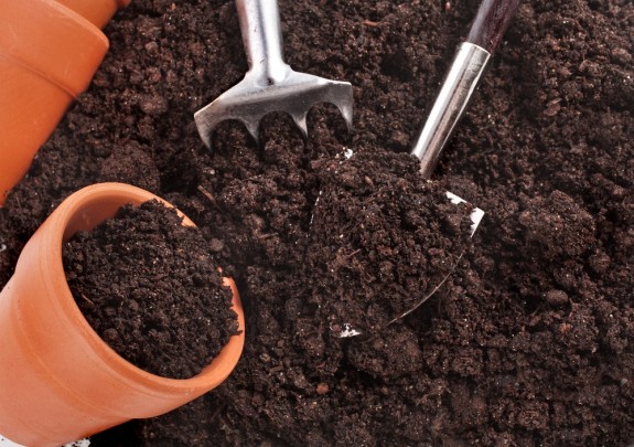التربة بأدوات العمل