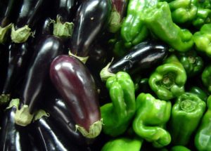 Är det möjligt att plantera aubergine och paprika i samma växthus eller öppet fält