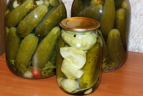 ingelegde komkommers met selderij in een literpot