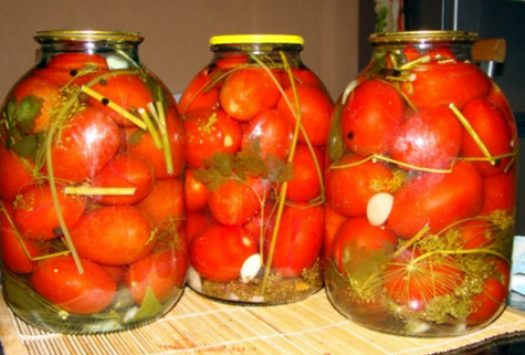 stiklainiai su pomidorais ir aviečių lapais
