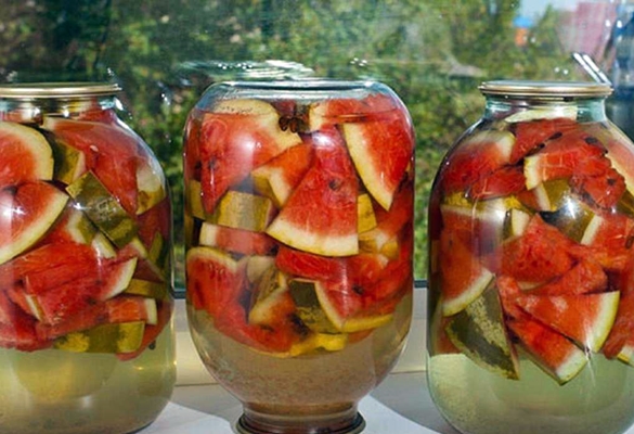 stiklainius marinuotų arbūzų ant palangės