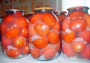 Recept för konservering av tomater i snön med vitlök för vintern