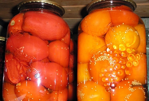 pomidorus su garstyčių sėklomis stiklainyje