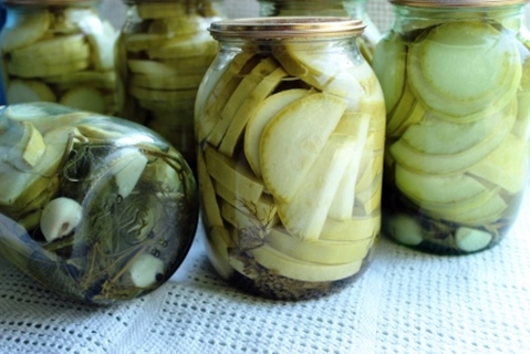 Zucchini mit Honig und Knoblauch in Gläsern
