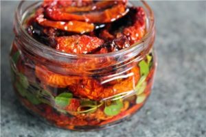 Recept för soltorkade tomater i mikrovågsugnen för vintern hemma