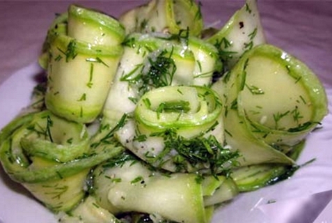 zucchini with honey and garlic in a plate