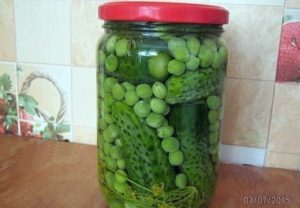 Recept för betning av gurkor med gröna ärtor för vintern