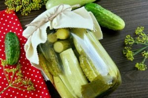 Enkla och läckra recept för betning gurkor med zucchini för vintern