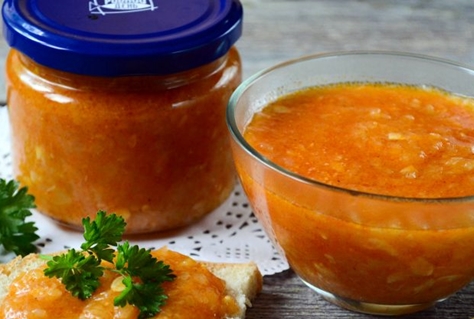 Caviar de courge avec mayonnaise dans un pot