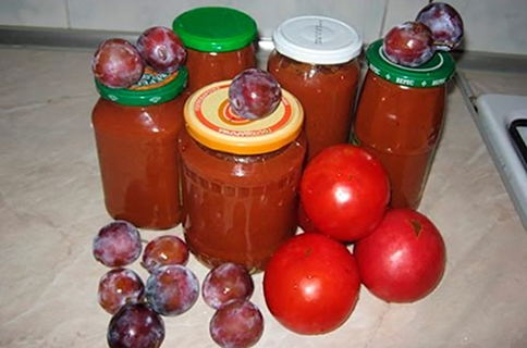 kečupas iš slyvų ir pomidorų skardinėse