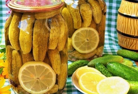 agurkai su citrina dubenyje