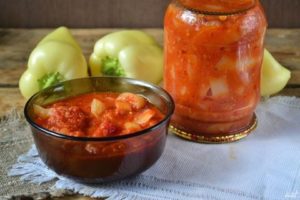 Enkla recept för att förbereda lecho från paprika för vintern med tomatpasta
