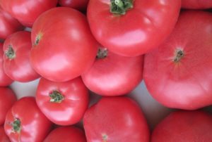 Pomidorų veislės aviečių milžinas charakteristikos ir aprašymas, jo derlius