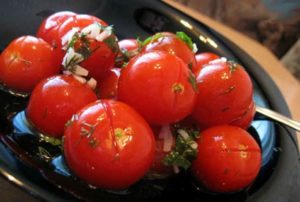 Lengvai sūdytų vyšninių pomidorų su greitaisiais česnakais receptas