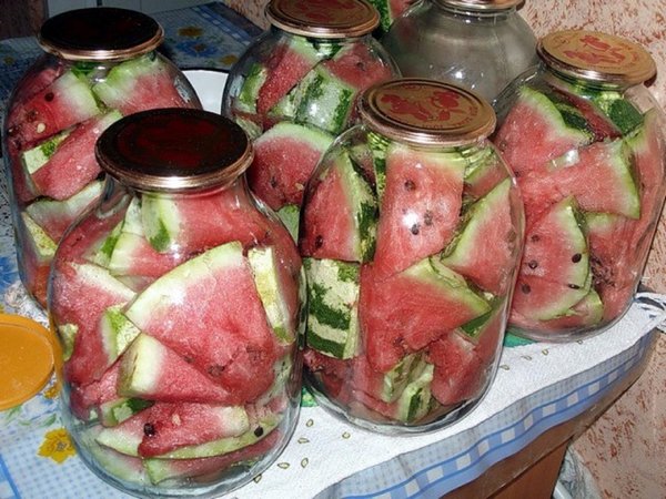 stiklainius marinuotų arbūzų ant stalo
