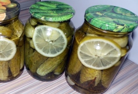 agurkai su citrina stiklainiuose