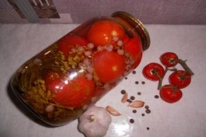 Recept för betning av tomater med röda vinbär för vintern